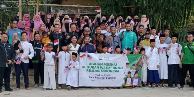 Pemuda PUI KBB Bersama Pemuda PAS Malaysia Salurkan Mushaf Al Qur’an di Pelosok Bandung Barat Selatan