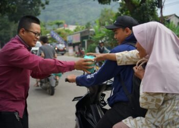 Semarak Bulan Suci, Pemuda PUI KBB Berbagi Takjil Gratis
