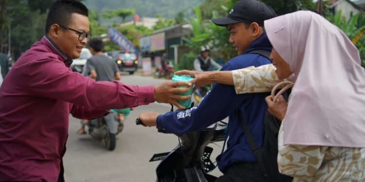 Semarak Bulan Suci, Pemuda PUI KBB Berbagi Takjil Gratis