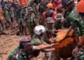 Aparat TNI-Polri dan relawan evakuasi korban meninggal
