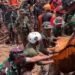 Aparat TNI-Polri dan relawan evakuasi korban meninggal