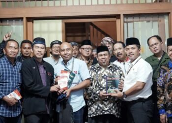 Perwakilan GERAK/PPNKRI menyerahkan buku cinderamata kepada jajaran FORKOPIMDA Kota Bandung