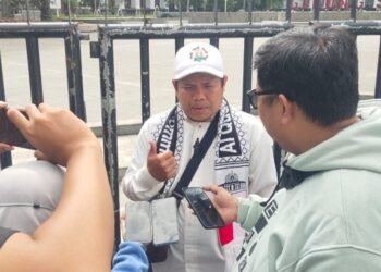 Julhayadi saat diwawancarai awak media di aksi bela Palestina di depan Gedung Sate