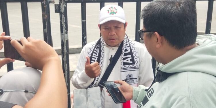 Julhayadi saat diwawancarai awak media di aksi bela Palestina di depan Gedung Sate