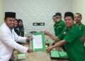 Ketua Pemuda PUI KBB menyerahkan teks deklarasi Pilkada Berintegritas kepada ketua DPD PKS KBB
