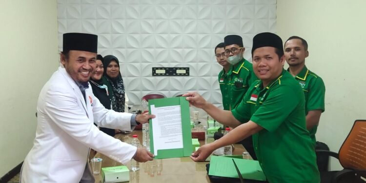 Ketua Pemuda PUI KBB menyerahkan teks deklarasi Pilkada Berintegritas kepada ketua DPD PKS KBB