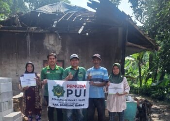 Pemuda PUI Bandung Barat Kolaborasi dengan IZI Bantu Korban Kebakaran