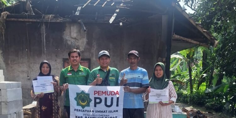 Pemuda PUI Bandung Barat Kolaborasi dengan IZI Bantu Korban Kebakaran