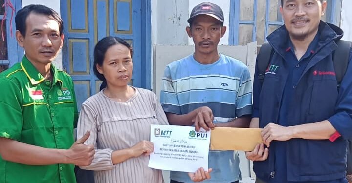 Pemuda PUI Bandung Barat Kolaborasi dengan MTT Telkomsel Bantu Korban Kebakaran di Cililin