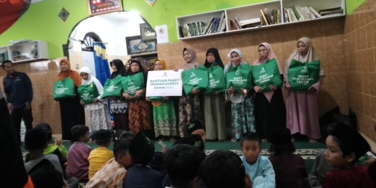 Pemuda PUI Bandung Barat Kolaborasi dengan BAZNAS Jabar Salurkan Alat Ibadah Lansia dan Program Fidyah