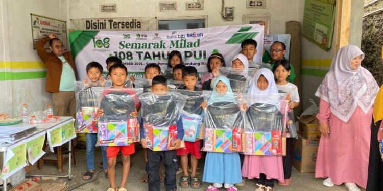 Sambut Milad 108 PUI, Pemuda PUI Bandung Barat Gelar Baksos dan Salurkan Bantuan Paket Pendidikan
