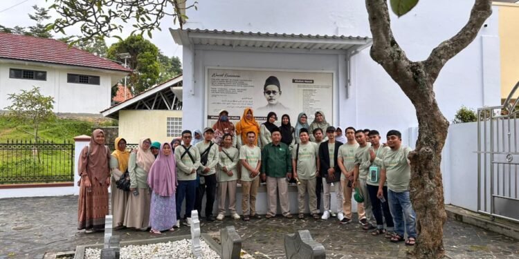 Peringati Milad 108 PUI, Pemuda PUI Bandung Barat Napak Tilas Sejarah dan Ziarah Makam Pendiri