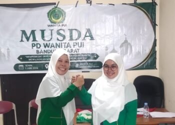 Ngamprah-Bandung Barat. Pengurus Daerah Wanita PUI Kabupaten Bandung Barat (PD Wanita PUI KBB) pada hari Senin (01/06/2026) mengadakan Musyawarah Daerah (Musda) di Gedung Gerbang Keadilan No. 36 Jln. Nasional III Gadobangkong Ngamprah Kabupaten Bandung Barat. Musda kali ini diselenggarakan oleh pengurus Wanita PUI KBB periode kepengurusan tahun 2020-2025. Pimpinan PW Wanita PUI Jabar, Pimpinan dan pengurus PD Wanita PUI KBB, Pemuda PUI KBB, Pimpinan Shofia Cahaya Bangsa KBB turut hadir meramaikan acara ini. Tema yang diusung dalam kegiatan kali ini adalah ""memperkuat ukhuwah, menguatkan peran wanita, mewujudkan masyarakat berakhlak Qur'ani". Musda ini adalah bagian dari rangkaian agenda wajib organisasi (Wanita PUI) yang telah ditetapkan dalam statuta organisasi. "Musda ini adalah agenda yang telah direncanakan sejak tahun 2025 kemarin. Setelah beberapa kali ditunda akhirnya terlaksana hari ini. Terima kasih kepada pengurus wanita KBB, Pimpinan Wanita PUI Jabar, pemuda PUI KBB dan jajaran Shofia Cahaya Bangsa yang telah hadir di Musda ini. Musda kali ini alhamdulillah berjalan khidmat dan penuh kebersamaan. Hari ini pula kita akan demisionaer melaksanakan tugas sebagai pengurus.Terima kasih atas pengabdiannya selama ini. Insya Allah hadir di antara kita generasi penerus dan anak-anak muda dari shofia dan lainnya," ujar teh Irma Rufiah Faridah (Ketua PD Wanita PUI Bandung Barat). Sementara ibu Fatmayanti ketua PW Wanita PUI Jawa Barat menekankan bahwa Musda adalah bagian dari rangkaian perputaran roda organisasi. Pengurus bisa berganti akan tetapi pengabdian di PUI selamanya. "Jadi di PUI mah pengabdian seumur hidup. Tidak ada pensiun karena hanya takdir yang memutus pengabdian di organisasi (PUI). Musda, muswil atau muktamar hanya event pergantian pengurus tapi hakikatnya terkait mengabdi di PUI mah seumur hidup, tak lekang oleh waktu," pungkas bu Fatmayanti. Agenda pemilihan ketua PD Wanita dan ketua Dewan Pertimbangan dilaksanakan secara musyawarah mufakat. Irma Rufiah Faridah kembali terpilih untuk menahkodai PD Wanita PUI KBB. Sedangkan Ai Rosita dipercaya menjadi ketua dewan pertimbangan daerah.
