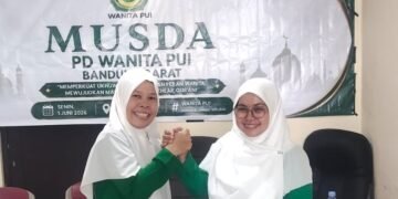 Ngamprah-Bandung Barat. Pengurus Daerah Wanita PUI Kabupaten Bandung Barat (PD Wanita PUI KBB) pada hari Senin (01/06/2026) mengadakan Musyawarah Daerah (Musda) di Gedung Gerbang Keadilan No. 36 Jln. Nasional III Gadobangkong Ngamprah Kabupaten Bandung Barat. Musda kali ini diselenggarakan oleh pengurus Wanita PUI KBB periode kepengurusan tahun 2020-2025. Pimpinan PW Wanita PUI Jabar, Pimpinan dan pengurus PD Wanita PUI KBB, Pemuda PUI KBB, Pimpinan Shofia Cahaya Bangsa KBB turut hadir meramaikan acara ini. Tema yang diusung dalam kegiatan kali ini adalah ""memperkuat ukhuwah, menguatkan peran wanita, mewujudkan masyarakat berakhlak Qur'ani". Musda ini adalah bagian dari rangkaian agenda wajib organisasi (Wanita PUI) yang telah ditetapkan dalam statuta organisasi. "Musda ini adalah agenda yang telah direncanakan sejak tahun 2025 kemarin. Setelah beberapa kali ditunda akhirnya terlaksana hari ini. Terima kasih kepada pengurus wanita KBB, Pimpinan Wanita PUI Jabar, pemuda PUI KBB dan jajaran Shofia Cahaya Bangsa yang telah hadir di Musda ini. Musda kali ini alhamdulillah berjalan khidmat dan penuh kebersamaan. Hari ini pula kita akan demisionaer melaksanakan tugas sebagai pengurus.Terima kasih atas pengabdiannya selama ini. Insya Allah hadir di antara kita generasi penerus dan anak-anak muda dari shofia dan lainnya," ujar teh Irma Rufiah Faridah (Ketua PD Wanita PUI Bandung Barat). Sementara ibu Fatmayanti ketua PW Wanita PUI Jawa Barat menekankan bahwa Musda adalah bagian dari rangkaian perputaran roda organisasi. Pengurus bisa berganti akan tetapi pengabdian di PUI selamanya. "Jadi di PUI mah pengabdian seumur hidup. Tidak ada pensiun karena hanya takdir yang memutus pengabdian di organisasi (PUI). Musda, muswil atau muktamar hanya event pergantian pengurus tapi hakikatnya terkait mengabdi di PUI mah seumur hidup, tak lekang oleh waktu," pungkas bu Fatmayanti. Agenda pemilihan ketua PD Wanita dan ketua Dewan Pertimbangan dilaksanakan secara musyawarah mufakat. Irma Rufiah Faridah kembali terpilih untuk menahkodai PD Wanita PUI KBB. Sedangkan Ai Rosita dipercaya menjadi ketua dewan pertimbangan daerah.