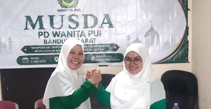 Ngamprah-Bandung Barat. Pengurus Daerah Wanita PUI Kabupaten Bandung Barat (PD Wanita PUI KBB) pada hari Senin (01/06/2026) mengadakan Musyawarah Daerah (Musda) di Gedung Gerbang Keadilan No. 36 Jln. Nasional III Gadobangkong Ngamprah Kabupaten Bandung Barat. Musda kali ini diselenggarakan oleh pengurus Wanita PUI KBB periode kepengurusan tahun 2020-2025. Pimpinan PW Wanita PUI Jabar, Pimpinan dan pengurus PD Wanita PUI KBB, Pemuda PUI KBB, Pimpinan Shofia Cahaya Bangsa KBB turut hadir meramaikan acara ini. Tema yang diusung dalam kegiatan kali ini adalah ""memperkuat ukhuwah, menguatkan peran wanita, mewujudkan masyarakat berakhlak Qur'ani". Musda ini adalah bagian dari rangkaian agenda wajib organisasi (Wanita PUI) yang telah ditetapkan dalam statuta organisasi. "Musda ini adalah agenda yang telah direncanakan sejak tahun 2025 kemarin. Setelah beberapa kali ditunda akhirnya terlaksana hari ini. Terima kasih kepada pengurus wanita KBB, Pimpinan Wanita PUI Jabar, pemuda PUI KBB dan jajaran Shofia Cahaya Bangsa yang telah hadir di Musda ini. Musda kali ini alhamdulillah berjalan khidmat dan penuh kebersamaan. Hari ini pula kita akan demisionaer melaksanakan tugas sebagai pengurus.Terima kasih atas pengabdiannya selama ini. Insya Allah hadir di antara kita generasi penerus dan anak-anak muda dari shofia dan lainnya," ujar teh Irma Rufiah Faridah (Ketua PD Wanita PUI Bandung Barat). Sementara ibu Fatmayanti ketua PW Wanita PUI Jawa Barat menekankan bahwa Musda adalah bagian dari rangkaian perputaran roda organisasi. Pengurus bisa berganti akan tetapi pengabdian di PUI selamanya. "Jadi di PUI mah pengabdian seumur hidup. Tidak ada pensiun karena hanya takdir yang memutus pengabdian di organisasi (PUI). Musda, muswil atau muktamar hanya event pergantian pengurus tapi hakikatnya terkait mengabdi di PUI mah seumur hidup, tak lekang oleh waktu," pungkas bu Fatmayanti. Agenda pemilihan ketua PD Wanita dan ketua Dewan Pertimbangan dilaksanakan secara musyawarah mufakat. Irma Rufiah Faridah kembali terpilih untuk menahkodai PD Wanita PUI KBB. Sedangkan Ai Rosita dipercaya menjadi ketua dewan pertimbangan daerah.